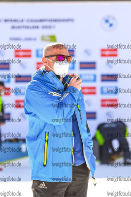 20.02.2021, xkvx, Biathlon IBU World Championships Pokljuka, Staffel Damen, v.l. IBU Racedirector Borut Nunar im Ziel / in the finish