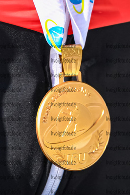 21.02.2021, xkvx, Biathlon IBU World Championships Pokljuka, Massenstart Damen, v.l. Lisa Theresa Hauser (Austria) nach der Siegerehrung / after the medal ceremony