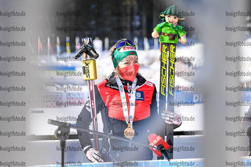 21.02.2021, xkvx, Biathlon IBU World Championships Pokljuka, Massenstart Damen, v.l. Lisa Theresa Hauser (Austria) nach der Siegerehrung / after the medal ceremony