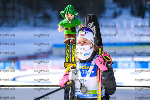 21.02.2021, xkvx, Biathlon IBU World Championships Pokljuka, Massenstart Damen, v.l. Ingrid Landmark Tandrevold (Norway) nach der Siegerehrung / after the medal ceremony