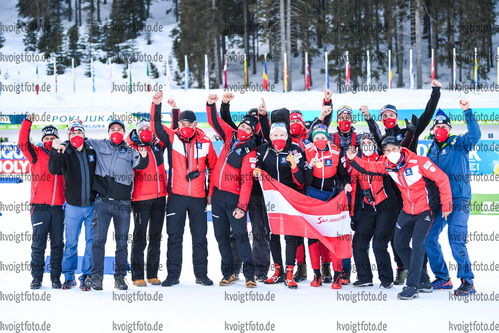 21.02.2021, xkvx, Biathlon IBU World Championships Pokljuka, Massenstart Herren, v.l. Simon Eder (Austria) und Lisa Theresa Hauser (Austria) mit dem Team / with the team