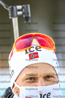21.02.2021, xkvx, Biathlon IBU World Championships Pokljuka, Massenstart Herren, v.l. Johannes Dale (Norway) nach der Siegerehrung / after the medal ceremony