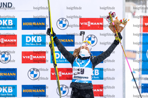 19.03.2021, xkvx, Biathlon IBU World Cup Oestersund, Sprint Damen, v.l. Ingrid Landmark Tandrevold (Norway) bei der Siegerehrung / at the medal ceremony