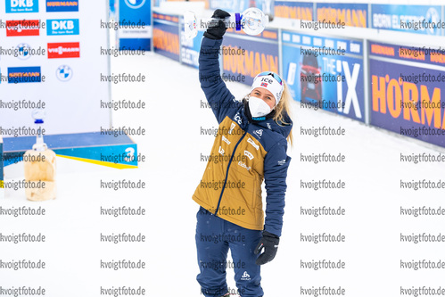 19.03.2021, xkvx, Biathlon IBU World Cup Oestersund, Sprint Damen, v.l. Tiril Eckhoff (Norway) mit dem Pokal fuer die Sprintwertung / with the globe for the sprint score