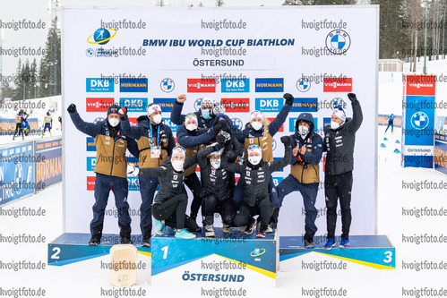 19.03.2021, xkvx, Biathlon IBU World Cup Oestersund, Sprint Damen, v.l. Emilie Aagheim Kalkenberg (Norway), Marte Olsbu Roeiseland (Norway), Ingrid Landmark Tandrevold (Norway), Karoline Erdal (Norway), Ida Lien (Norway), Karoline Offigstad Knotten (Norway) und Tiril Eckhoff (Norway) mit dem Pokal fuer die Nationenwertung / with the globe for the nation score