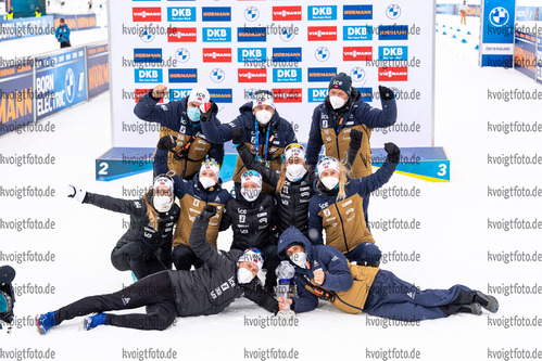 19.03.2021, xkvx, Biathlon IBU World Cup Oestersund, Sprint Damen, v.l. Emilie Aagheim Kalkenberg (Norway), Marte Olsbu Roeiseland (Norway), Ingrid Landmark Tandrevold (Norway), Karoline Erdal (Norway), Ida Lien (Norway), Karoline Offigstad Knotten (Norway) und Tiril Eckhoff (Norway) mit dem Pokal fuer die Nationenwertung / with the globe for the nation score