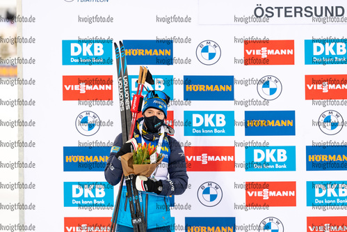 19.03.2021, xkvx, Biathlon IBU World Cup Oestersund, Sprint Herren, v.l. Sebastian Samuelsson (Sweden) bei der Siegerehrung / at the medal ceremony