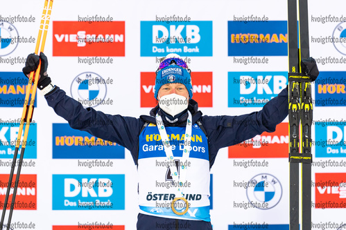 19.03.2021, xkvx, Biathlon IBU World Cup Oestersund, Sprint Herren, v.l. Lukas Hofer (Italy) bei der Siegerehrung / at the medal ceremony
