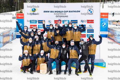 19.03.2021, xkvx, Biathlon IBU World Cup Oestersund, Sprint Herren, v.l. Johannes Thingnes Boe (Norway), Tarjei Boe (Norway), Sturla Holm Laegreid (Norway), Vetle Sjaastad Christiansen (Norway), Johannes Dale (Norway), Aleksander Fjeld Andersen (Norway), Filip Fjeld Andersen (Norway), Endre Stroemsheim (Norway) mit dem Pokal fuer die Nationenwertung / with the globe of the nation cup score