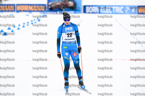 20.03.2021, xkvx, Biathlon IBU World Cup Oestersund, Verfolgung Damen, v.l. Julia Simon (France) im Ziel / at the finish
