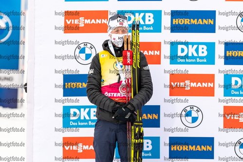 20.03.2021, xkvx, Biathlon IBU World Cup Oestersund, Verfolgung Herren, v.l. Johannes Thingnes Boe (Norway) bei der Siegerehrung / at the medal ceremony