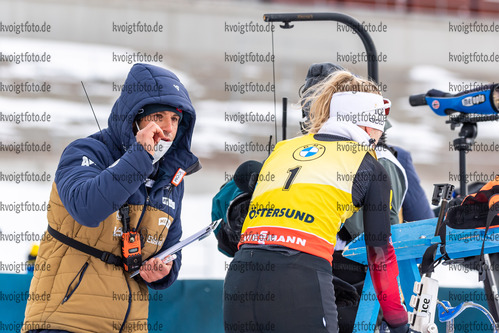 21.03.2021, xkvx, Biathlon IBU World Cup Oestersund, Massenstart Damen, v.l. Coach Patrick Oberegger (Norway) und Tiril Eckhoff (Norway) schaut / looks on