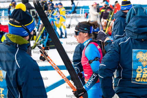 21.03.2021, xkvx, Biathlon IBU World Cup Oestersund, Massenstart Damen, v.l. Julia Simon (France) im Ziel / in the finish