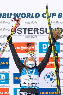 21.03.2021, xkvx, Biathlon IBU World Cup Oestersund, Massenstart Damen, v.l. Ingrid Landmark Tandrevold (Norway) bei der Siegerehrung / at the medal ceremony