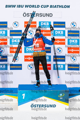 21.03.2021, xkvx, Biathlon IBU World Cup Oestersund, Massenstart Herren, v.l. Simon Desthieux (France) bei der Siegerehrung / at the medal ceremony