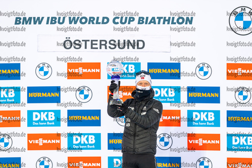 21.03.2021, xkvx, Biathlon IBU World Cup Oestersund, Massenstart Herren, v.l. Johannes Thingnes Boe (Norway) mit dem Pokal fuer die Gesamtwertung / with the globe for the overall score