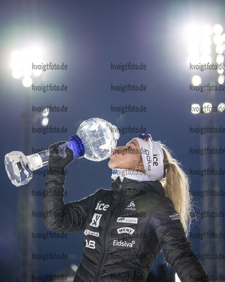 21.03.2021, xkvx, Biathlon IBU World Cup Oestersund, Globes Norway, v.l. Tiril Eckhoff (Norway) mit dem Pokal fuer die Gesamtwertung / with the globe for the overall score