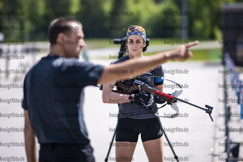 02.06.2021, xkvx, Biathlon Training Ruhpolding, v.l. Trainer Ruediger „Rudi“ Schoellmann (Zoll), Vanessa Voigt (Germany) in aktion am Schiessstand at the shooting range