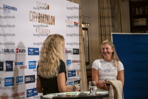 14.08.2021, xkvx, City Biathlon Wiesbaden 2021, v.l. Anja Froehlich (ZDF), Ingrid Landmark Tandrevold (Norway)  / 