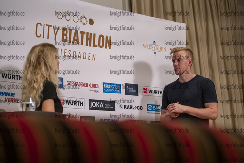 14.08.2021, xkvx, City Biathlon Wiesbaden 2021, v.l. Anja Froehlich (ZDF), Roman Rees (Germany)  / 