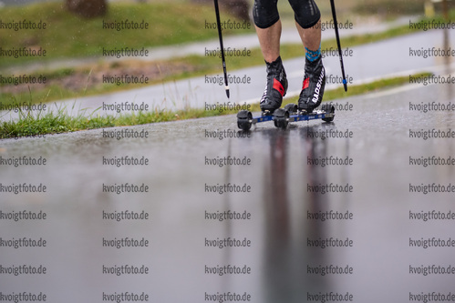 05.10.2021, xkvx, Langlauf Training Lavaze, v.l. Thomas Bing (Germany) / Madshus Schuhe / Boots / SRB Skiroller / Roller Skies  