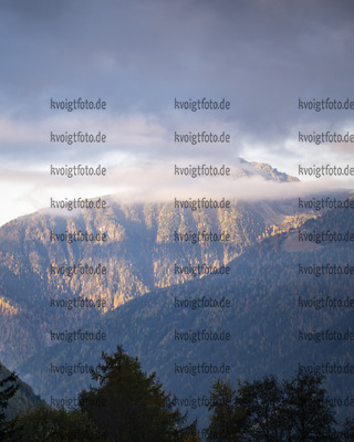 22.10.2021, xkvx, Biathlon Training Antholz-Anterselva / Ansichten Landschaft, v.l. Ansicht / Antholzertal / Valle Anterselva / Feature / Landschaft / Berge / Wolken / Mountains  
