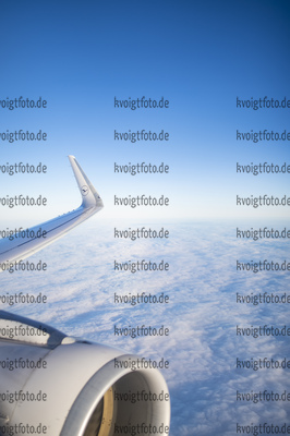 15.11.2021, xkvx, News, Lufthansa Flug LH861 von Oslo (OSL) nach Frankfurt (FRA) v.l. Lufthansa Maschine A320 / Lufthansa Logo / Blauer Himmel / Lufthansa A 320 Turbine / Fluegel