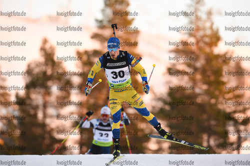 25.11.2021, xetx, Biathlon IBU Cup Idre, Sprint Men, v.l. Simon Hallstroem (SWE)