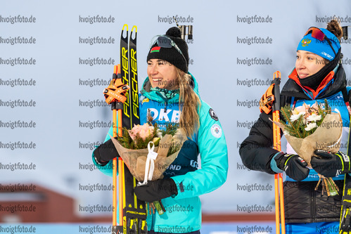 27.11.2021, xkvx, Biathlon IBU World Cup Oestersund, Individual Women, v.l. Dzinara Alimbekava (Belarus) bei der Siegerehrung / at the medal ceremony