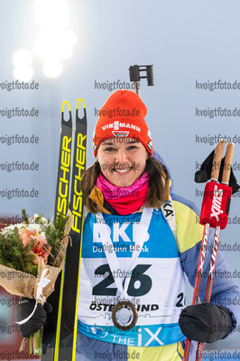 27.11.2021, xkvx, Biathlon IBU World Cup Oestersund, Individual Women, v.l. Denise Herrmann (Germany) bei der Siegerehrung / at the medal ceremony