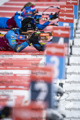 30.11.2021, xkvx, Biathlon IBU World Cup Oestersund, Training Women and Men, v.l. Julia Simon (France) in aktion am Schiessstand / at the shooting range