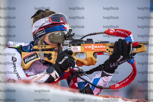 30.11.2021, xkvx, Biathlon IBU World Cup Oestersund, Training Women and Men, v.l.  in aktion am Schiessstand / at the shooting range
