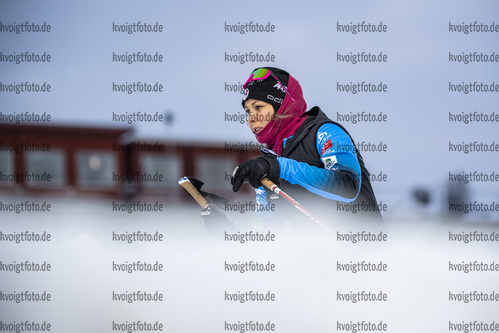30.11.2021, xkvx, Biathlon IBU World Cup Oestersund, Training Women and Men, v.l. Chloe Chevalier (France) schaut / looks on