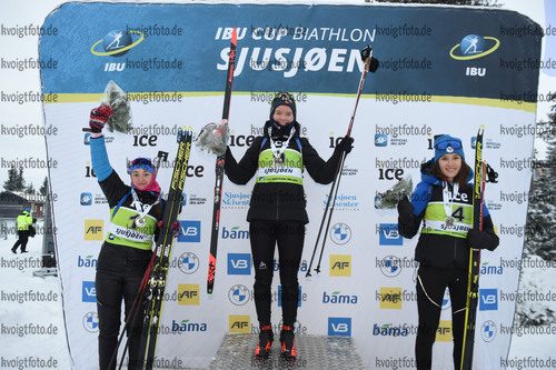 04.12.2021, xetx, Biathlon IBU Cup Sjusjoen, Mass Start Women, v.l. Anastasia Shevchenko (RUS), Ragnhild Femsteinevik (NORWAY), Paula Botet (FRANCE)  / 