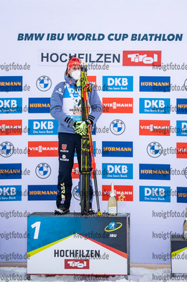 10.12.2021, xkvx, Biathlon IBU World Cup Hochfilzen, Sprint Men, v.l. Johannes Kuehn (Germany) bei der Siegerehrung / at the medal ceremony