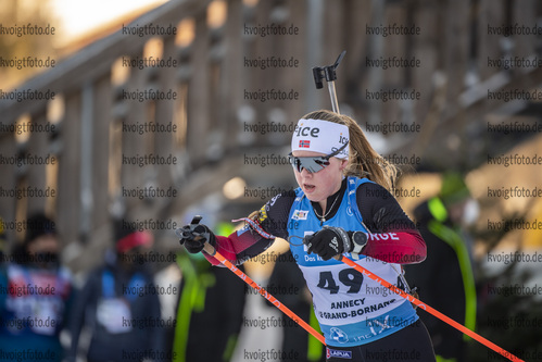 18.12.2021, xkvx, Biathlon IBU World Cup Le Grand Bornand, Pursuit Women, v.l. Karoline Erdal (Norway) in aktion / in action competes