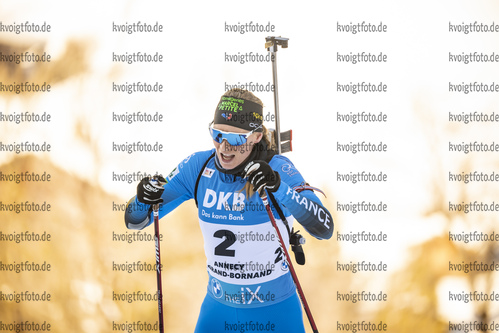 18.12.2021, xkvx, Biathlon IBU World Cup Le Grand Bornand, Pursuit Women, v.l. Anais Bescond (France) in aktion / in action competes
