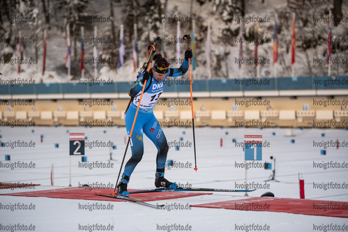 18.12.2021, xkvx, Biathlon IBU World Cup Le Grand Bornand, Pursuit Women, v.l. Julia Simon (France) in aktion am Schiessstand / at the shooting range
