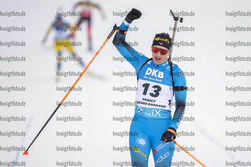 18.12.2021, xkvx, Biathlon IBU World Cup Le Grand Bornand, Pursuit Women, v.l. Julia Simon (France) im Ziel / in the finish