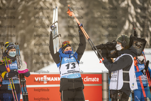 18.12.2021, xkvx, Biathlon IBU World Cup Le Grand Bornand, Pursuit Women, v.l. Julia Simon (France) bei der Siegerehrung / at the medal ceremony