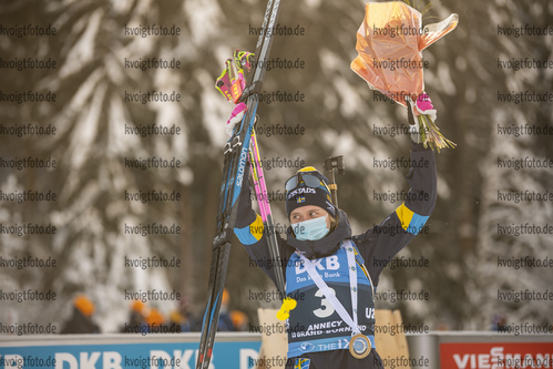 18.12.2021, xkvx, Biathlon IBU World Cup Le Grand Bornand, Pursuit Women, v.l. Elvira Oeberg (Sweden) bei der Siegerehrung / at the medal ceremony