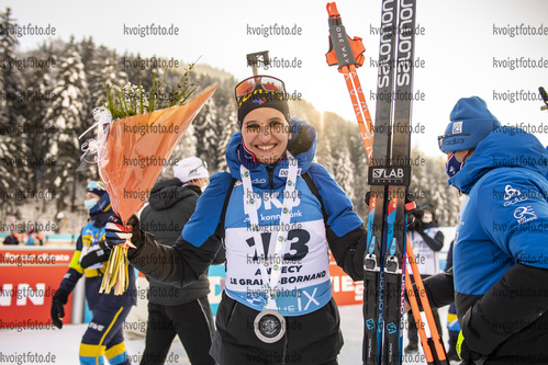 18.12.2021, xkvx, Biathlon IBU World Cup Le Grand Bornand, Pursuit Women, v.l. Julia Simon (France) nach der Siegerehrung / after the medal ceremony