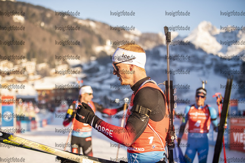 18.12.2021, xkvx, Biathlon IBU World Cup Le Grand Bornand, Pursuit Men, v.l. Johannes Thingnes Boe (Norway) im Ziel / in the finish
