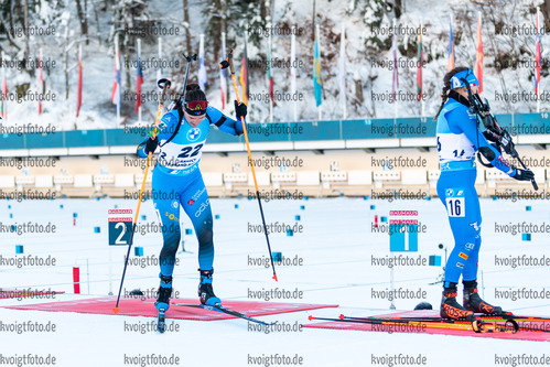 19.12.2021, xkvx, Biathlon IBU World Cup Le Grand Bornand, Mass Start Women, v.l. Julia Simon (France), Dorothea Wierer (Italy) in aktion am Schiessstand / at the shooting range