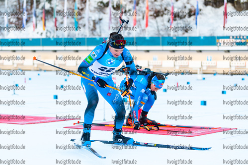 19.12.2021, xkvx, Biathlon IBU World Cup Le Grand Bornand, Mass Start Women, v.l. Julia Simon (France), Dorothea Wierer (Italy) in aktion am Schiessstand / at the shooting range