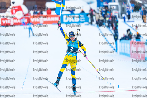 19.12.2021, xkvx, Biathlon IBU World Cup Le Grand Bornand, Mass Start Women, v.l. Elvira Oeberg (Sweden) gewinnt die Goldmedaille / wins the gold medal