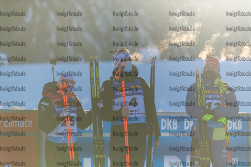 19.12.2021, xkvx, Biathlon IBU World Cup Le Grand Bornand, Mass Start Men, v.l. Felix Leitner (Austria), Vetle Sjaastad Christiansen (Norway), Johannes Kuehn (Germany) bei der Siegerehrung / at the medal ceremony