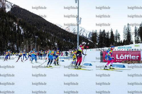 19.12.2021, xlukx, Biathlon IBU Cup Obertilliach, Single Mixed Relay, v.l. Start, Lou Jeanmonnot (FRA), Karoline Offigstad Knotten (NOR), Juliane Fruehwirt (GER), 1.Platz Evgeniya Burtasova (RUS)  / start, f.l. Lou Jeanmonnot of France, Karoline Offigstad Knotten of Norway, Juliane Fruehwirt of Germany, winner Evgeniya Burtasova of Russia