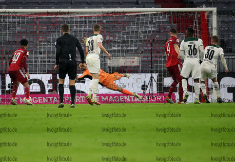 07.01.2022, xabx, Fussball 1.Bundesliga, FC Bayern Muenchen - Borussia Moenchengladbach emspor, v.l. 
Stefan Lainer (Borussia Moenchengladbach) erzielt das Tor zum scores the Goal 1:2 

(DFL/DFB REGULATIONS PROHIBIT ANY USE OF PHOTOGRAPHS as IMAGE SEQUENCES and/or QUASI-VIDEO) 