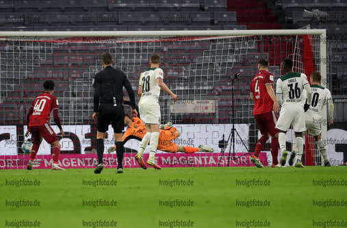07.01.2022, xabx, Fussball 1.Bundesliga, FC Bayern Muenchen - Borussia Moenchengladbach emspor, v.l. 
Stefan Lainer (Borussia Moenchengladbach) erzielt das Tor zum scores the Goal 1:2 

(DFL/DFB REGULATIONS PROHIBIT ANY USE OF PHOTOGRAPHS as IMAGE SEQUENCES and/or QUASI-VIDEO) 